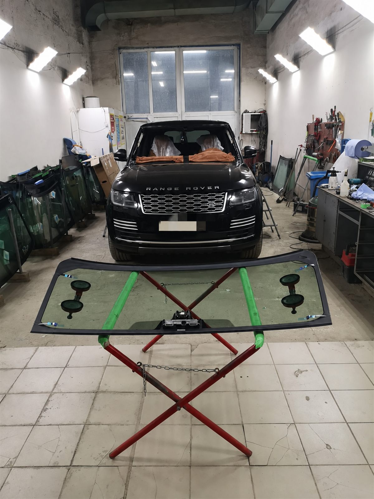 Новое лобовое стекло перед установкой в автосервисе «Сибирь»